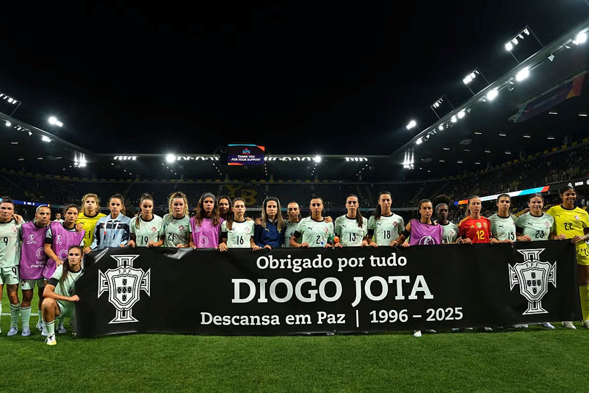 Diogo Jota Spanyol vs Portugal Benda Hitam di Lengannya temp